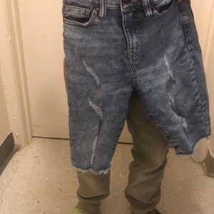 It’s 63% cotton/Algodon , 35% Polyester/Poliester, 2% Spandesh